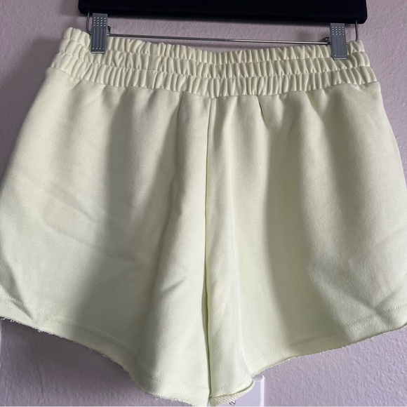 Guess shorts size medium - Picture 2 of 5
